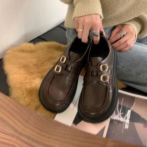 2023 Spring och Autumn New Women's Shoes Fashion Joker Tjocksoled British Style Small Black Leather Shoes.