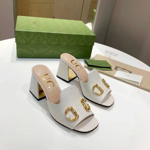 sandalo da donna di design di scarpe di lusso Morsetto da uomo in pelle color oro Pantofola tacco alto classico estivo fuori con scatola scivolo piatto da spiaggia facile da indossare