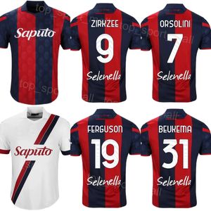 23 24 Maglia Club Soccer Bologna 7 ORSOLINI 9 ZIRKZEE 19 FERGUSON 31 BEUKEMA 28 SKORUPSKI 20 AEBISCHER 11 NDOYE 17 EL AZZOUZI LUCUMI KRISTIANSEN Kit maglia da calcio