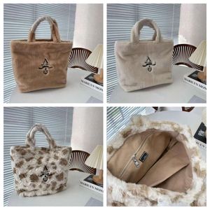 Bolsas de desenhista Hardware Original Soft Plush Alta Qualidade Inverno Teddy Homens Mulheres Peito Saco Bumbag Crossbody Bags Bolsa Carta Tedy Luxurys Lambswool Sacolas