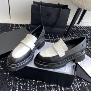 Designer kvinnor loafers skor tjocka sulor sko Setal spänne flickor höjd ökar skor damer resort bankett arbete svarta läderskor