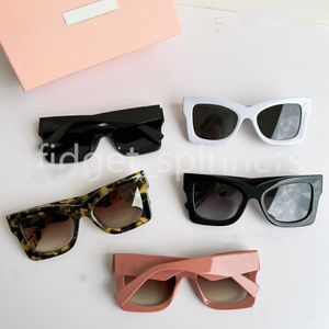 ギフトボックスとメガネのケースを持つ女性のためのファッションデザイナーサングラスレターMサングラス