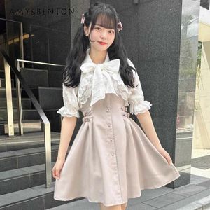 Abiti da lavoro Set di abiti dolci Lolita in stile giapponese Papillon in pizzo Kawaii Camicia a maniche corte Mantella Set di due pezzi dimagrante