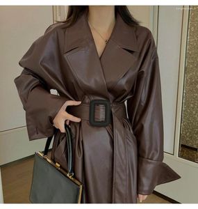 Kvinnors läder Autumn Long Overized Brown Faux Trench Coat for Women Belt Runway Stylish Loose European Style Fashion