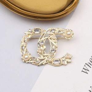 18 Karat vergoldete Charm-Markenbrosche mit doppeltem Buchstaben, luxuriöser Designer-Klassiker-Pin für Frauen, Strass-Feder-Brosche, Hochzeitsfeier, Schmuck, 20 Stile