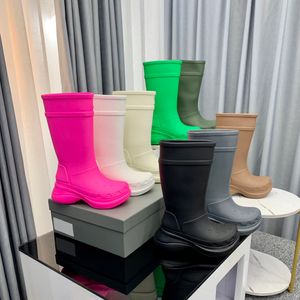 Lyxiga långa rörgummi stövlar designer kvinnor tjocka sulor runda huvud anti glid boot fashionabla och mångsidiga högrör högkvalitativa regnstövlar utomhus korskor