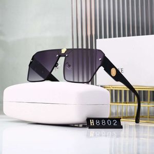 Desginer Vercaces zagraniczne nowe okulary przeciwsłoneczne Fan Jia Wang Hong Men and Women's Sunglasses Tourism Box Claxes 8280