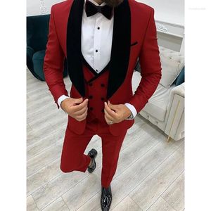 Abiti da uomo Lusso Rosso Tre pezzi Giacca da sposa Scialle nero Giacca con risvolto Pantaloni Gilet Hombres Terno Abiti Costumi formali