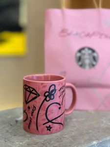 Thailand Starbucks und BLACKPINK Joint Love Flower Diamond Graffiti Tasse Keramiktasse Mode Einfache rosa Kaffeetasse Geschenkbox Handgeschriebener Songname Graffiti