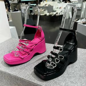 Plataforma Sandálias de fivela de fivela de plataforma Coração de calcanhar de pé alto bombas de sapatos femininos sandalias mujer v 58 s