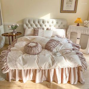 Set di biancheria da letto in cotone francese principessa matrimonio set fiori ricamo bordo pieghettato copripiumino formato americano volant gonna letto copriletto