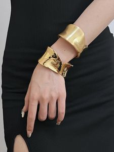 Guldarmband öppnar sommaren europeisk amerikansk överdriven armband personligt ljusa ansiktsarmband med färglös elektropläterad slät legering dekoration cool