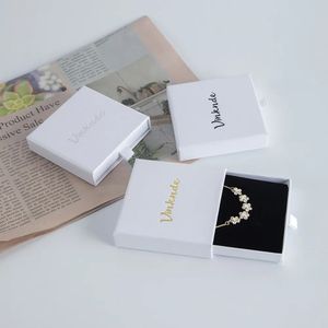 Scatole per gioielli 50 pezzi di cartone personalizzato anello di gioielli collana scatola di immagazzinaggio regalo cassetto scorrevole pacchetto di carta scatola bianca cartone con spugna nera 231023