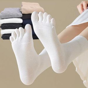 Herrstrumpor Fem fingrar Kvinnor Solid Color Black White Breattable Split Toe Harajuku Sports Running Sweat Deodorant Sock