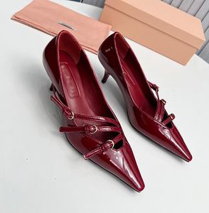 Designer apontou salto fino fivela de cinto sapatos formais novo versátil baotou sandálias laca couro temperamento salto alto único sapatos