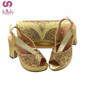 Scarpe eleganti Scarpe da donna nigeriane stile sexy e borsa da abbinare in colore dorato Sandalo slingback di alta qualità per la festa di nozze 231024