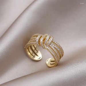 Cluster Anelli 2023 Design coreano Gioielli di moda Placcato in oro 14K Croce annodata Zircone Anello aperto Accessori da lavoro quotidiano per donna elegante