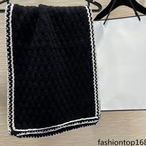 The new knitted scarf fashion high-grade low-key light luxury color is very matching designer men and women with low-key to retain the essence of the original cashmere