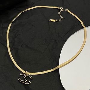Mode lyxiga smycken guldhänge klassisk medeltida bokstavsstilkedja design utsökt och elegant charm designer underbar och elegant atmosfärdesigner