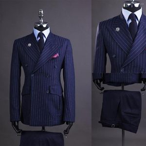 Herrkostnader marinblå skräddarsydd 2 stycken blazer byxor toppade lapel dubbel bröst pinstripes bröllop brudgummen skräddarsydd plus storlek