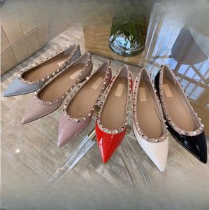 Women Sandals Pointed Toe Rivets Flat Heels Loafers Luxury V Brand Nude Black Patent Leathers Sexy Shallow Red Wedding Shoes Designer with Dust Bag Size 34-44