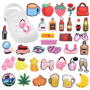 Partihandel 100st PVC Animal English Word Food Flickor Power Blm Shoe Charms Vuxen Spänne Dekorationer för armbandsknappen Täppa Sandaler Tillbehör