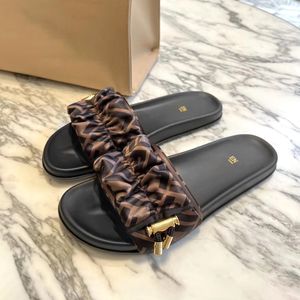 Kadın Gladyatör Sandal Hisset Lüks Tasarımcı Sandale Summer Plaj Takip Moda İpek Kumaş Düz Ayaklar Slayt Sandale Açık Kaydırıcılar Loafer Terlik