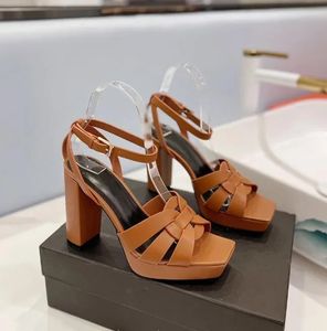 Ünlü Tasarım Lady Seksi Topuklu Kama Kadınlar Sandal Tasarımcı Ayakkabı Türbesi Sandal Patent Deri Deri Açık Ayak Tip Platform Sandaletler 35-43 Kutu