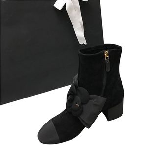 Женские ботильоны Дизайнерские ботинки Grosgrain на массивном каблуке 7 см Цветок камелии с молниями Стеганые текстурированные ботинки Ретро Черно-белая обувь для отдыха Замшевые зимние ботинки из натуральной кожи