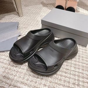 Lyxkvalitet Sandal Famous Designer Woman Pool Slide Gummi Tjock Platform Foam Classic Men Shoe Summer Outsing Ease to Wear Comfort Flat Slipper