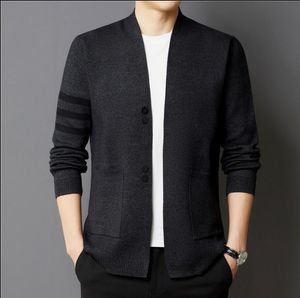 Nuovo Desinger Moda uomo Cardigan lavorato a maglia slim fit a righe maglia caldo grigio Maglioni Uomo Casual Cappotti alla moda Giacca kaki giovane maschio Abbigliamento cappotti