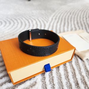 Designer smycken Bangle Silver Rostfritt stål Lyxläder L Slim Armband Enkelt korsmönster Spänne Kärleksmycken Kvinnor Män armband med låda