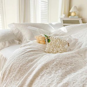 Conjuntos de cama Branco Algodão Francês Princesa Casamento Set Hollow Out Lace Patchwork Duveta Capa Cama Saia Colcha Fronhas