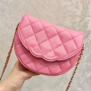 Lüks Tasarımcı Flep Half Moon debriyaj Crossbody Çantalar Kadınlar Erkek Eyer Tote Çanta Tasarımcı Torba Buzağı Döşeme Döşemeli Kuzular Kapitone Havyar Pochette Omuz Moda Çantaları