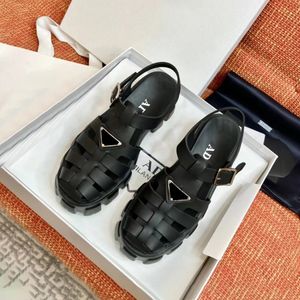 Modedesigner sandal kvinna skum gummi lyx sandaler flatform toffel sommar komfort man sko utanför tjock plattform med låda strand platt bild