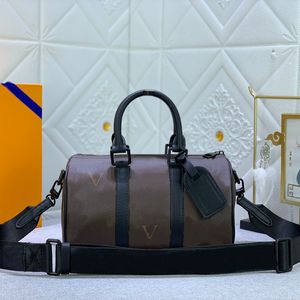 Yüksek kapasiteli Duffle Bag Seyahat Hafta Sonu Moda Büyük Kapasite Tote Kadın Erkek Lüks Tasarımcı Crossbody Çanta Debriyaj Omuz Çantaları Pochette Çok Renk