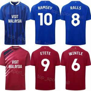 Kulüp Takımı Cardiff Futbol Şehri 6 Ryan Wintle Jersey 23 24 FC 12 Ike Ugbo 38 Perry Ng 16 Karlan Grant 21 Jak Alnwick 23 Manolis Siopis Futbol Gömlek Kitleri Mavi Kırmızı Renk