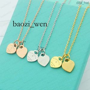 Designer 2 Heart Necklace Woman Rostfritt stål Blue Pink Green Pendant Jewelry on the Neck Valentine Day Christmas Gifts för