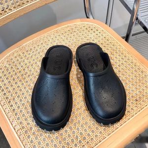 Unisex lyxdesigner sandal kvinna man sko slip-on platt perforerad gummit tjock plattform Sandale skumluggsula Slåsande utskuren strandplatt