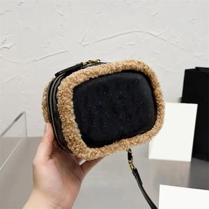 Bolsas clássicas peludas para câmera, marrom/café/branco 3 cores outono inverno famoso designer de luxo ao ar livre sacoche grande capacidade embreagem 18*12