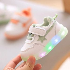First Walkers Baby LED Lights أحذية عالية الجودة الفتيات الفتاة لينة أسفل الأحذية الرياضية الرياضة الجري الممتازة أول مشاة الأطفال الأطفال الصغار اللطيف 231024