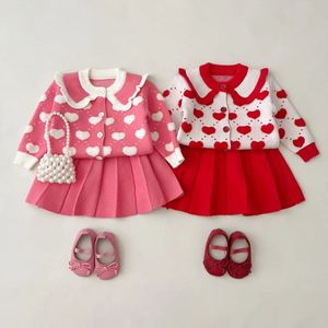 Kläder sätter mäns t-shirts baby flicka kläder tröja set för barn stickade topp och botten kjol koreansk broderad kofta röd från 2 till 7 år 231024