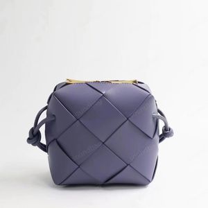 Mehrlagige Mini-Kameratasche für Herbst/Winter: Luxuriöses Echtleder, gewebtes Muster, gestepptes, quadratisches Designer-B-Style-V-Mini-Modell SCHWARZ, Braun, Lavendel, WEISS