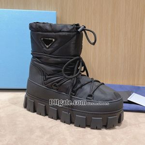 Nylon Gabardine Apres Ski Boots 검은 가방 모피 어퍼 어퍼 스트링 이동식 패딩 파일 안감 에나멜로드 금속 삼각형 로고 부츠 고무 단독 디자이너 따뜻한 양모