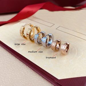 Studörhängen lyxiga kvinnor 18k gulddesigner örhängen märke bröllop diamant designer smycken hoop örhängen premium polerad mode gåva