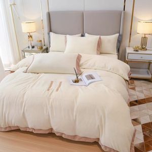 色の厚い白いサンゴのフリースの寝具4ピースベッドセットベジグナー寝具セット豪華なシェーカーフランネルベッドシーツお問い合わせ