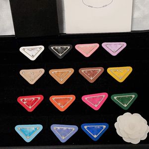 Triângulo invertido moda estilo marca p-letra broche designer broches para homens mulheres charme presente de casamento alta qualidade jóias acessórios