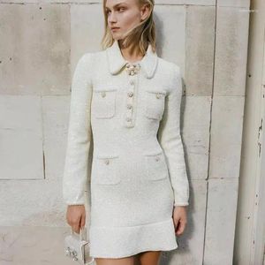 Casual Dresses 2023 Autumn Winter Small doft Stickit Women Mini Dress Slå ner Collor Pearl Buttons Lady Short med paljetter