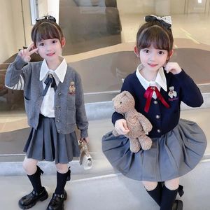 Kleidungssets Japanische Schulmädchenuniform 3-teiliges Kostüm Kinder JK Anzug Bluse Pullover Faltenrock Set Teenager Kindergarten Studentenkleidung