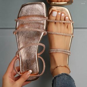 Sandalet 2023 Kadınlar Rhinestone Meydanı Ayak Parçası Moda Açık Düz Alt Kayma Katı Sıradan Çok Yönlü Terlik Üzerinde